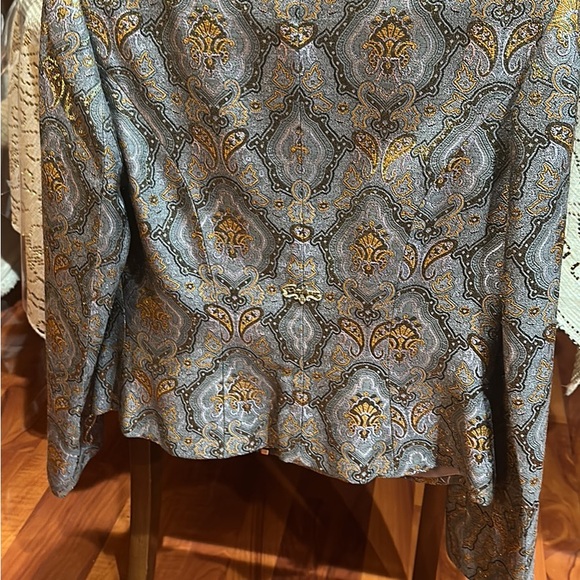 Elegant Gold and Silver Brocade Jacket - Picture 2 of 4